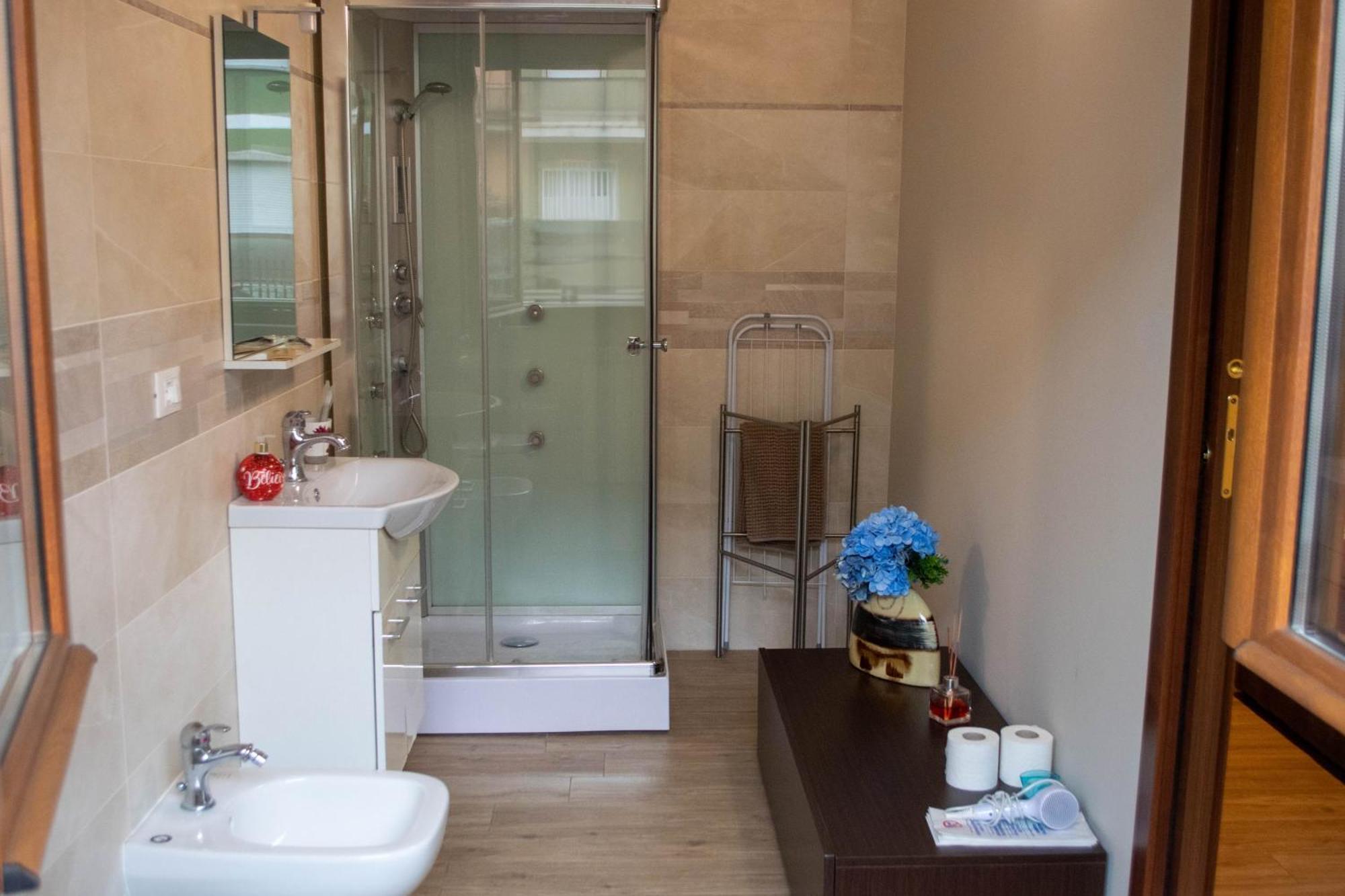 Bed and Breakfast Emmanueli65 Fronte Clinica Per 4 Matrimoniale E Castello Piacenza Exterior foto